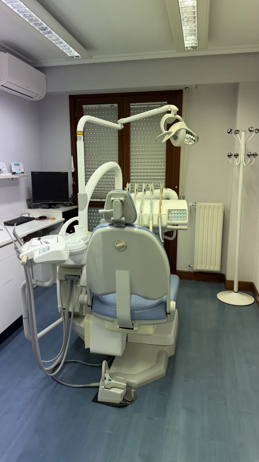 Gabinete dental de la clínica preparado para un tratamiento de implantes