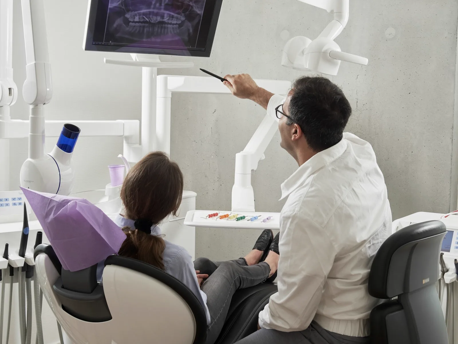 Dentista explicando el diagnóstico de bruxismo a una paciente